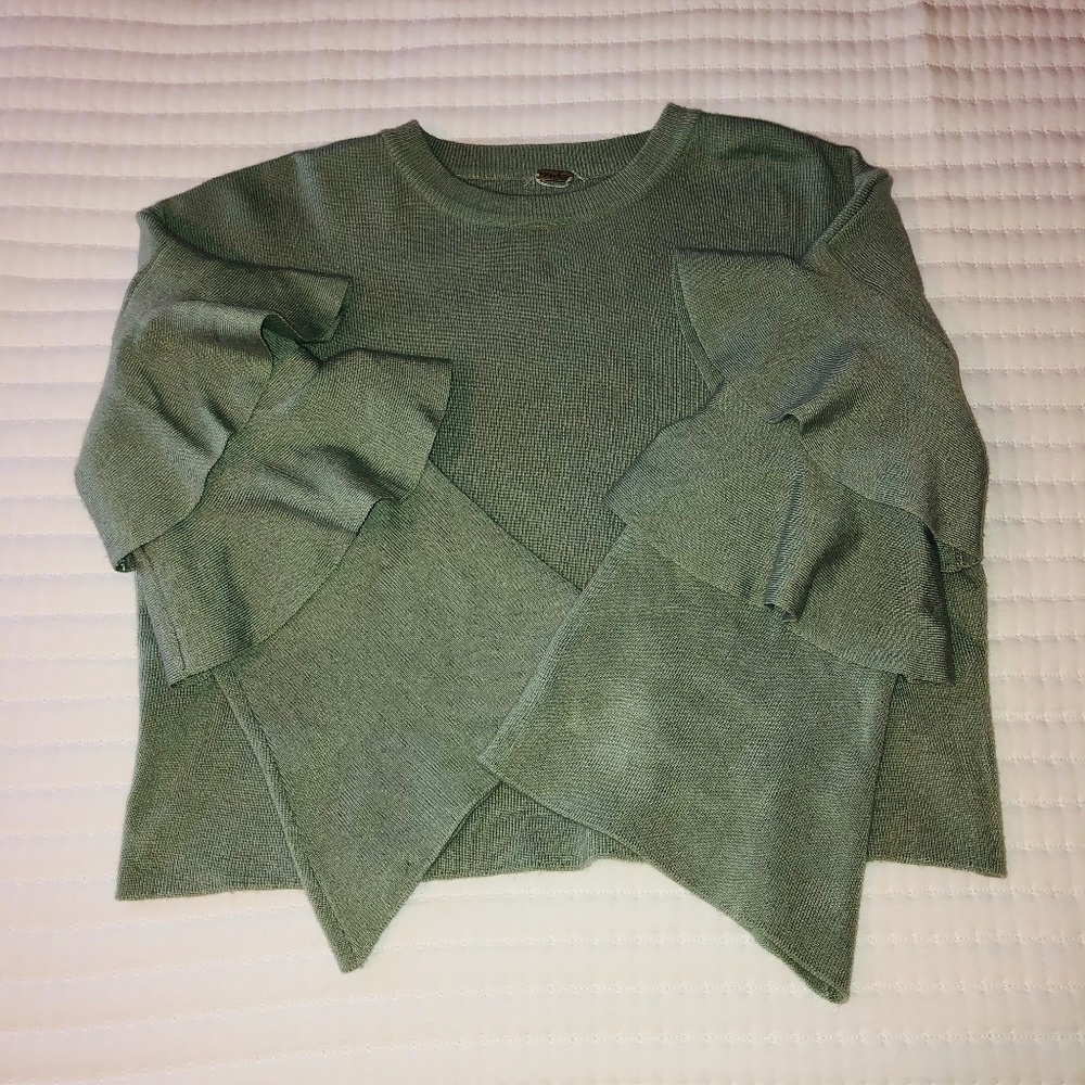 Poof green sweater with ruffled sleeves